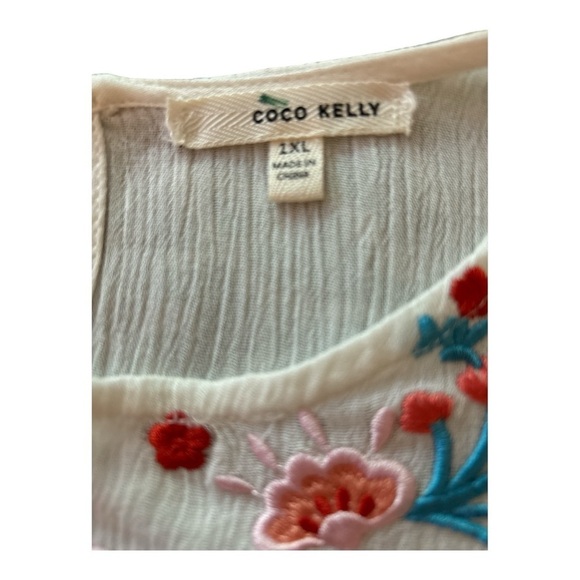 COCO KELLY top, white crinkle fabric and floral embroidery, flutter sleeves. - Picture 3 of 6